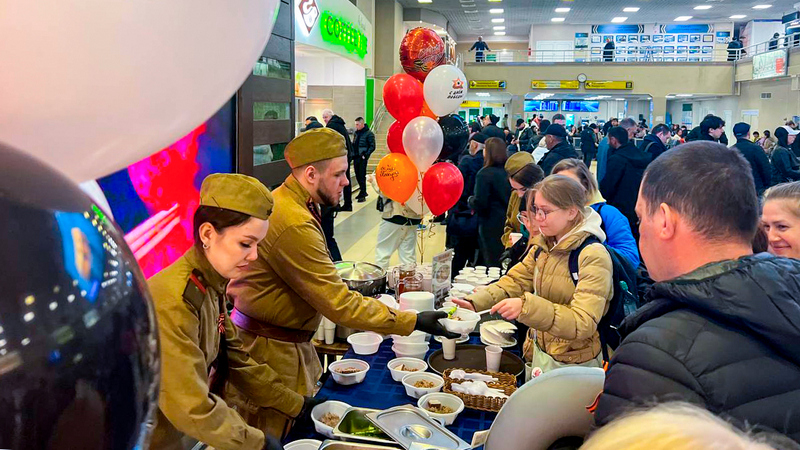 Кашей и бутербродами с салом угощали посетителей аэропорта Сургута