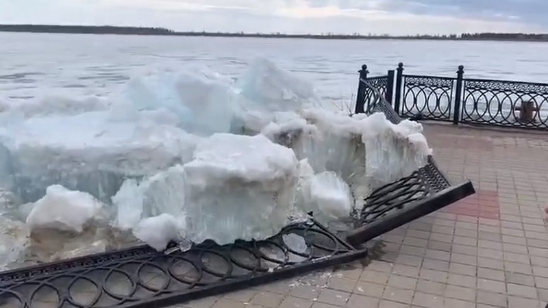 Глыбы льда снесли ограждения на набережной в Сургуте