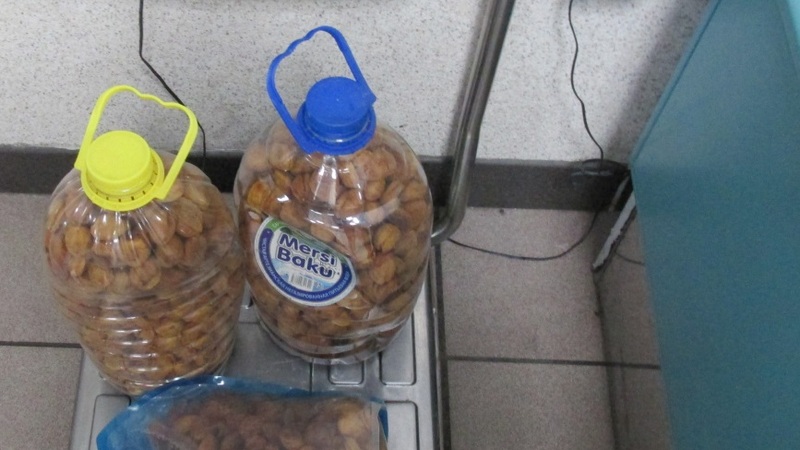 В аэропорту Сургута изъяли 191 килограмм сухофруктов и орехов у пассажиров