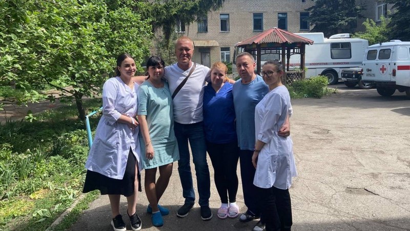 Врач из сургутского травмцентра больше месяца оперировал пациентов в Макеевке