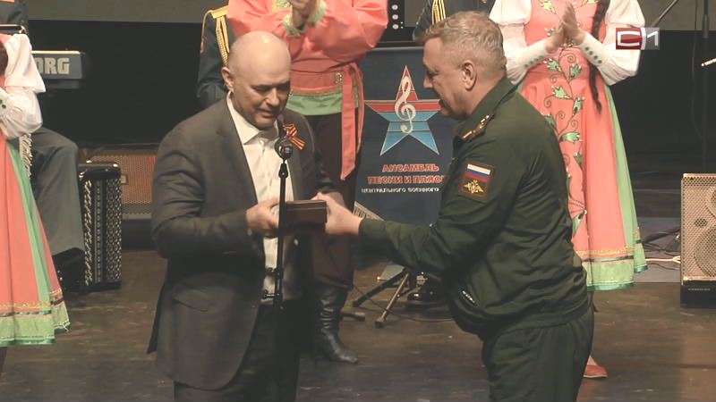Главе Сургута и генералу Сургутнефтегаза подарили настоящие офицерские кортики