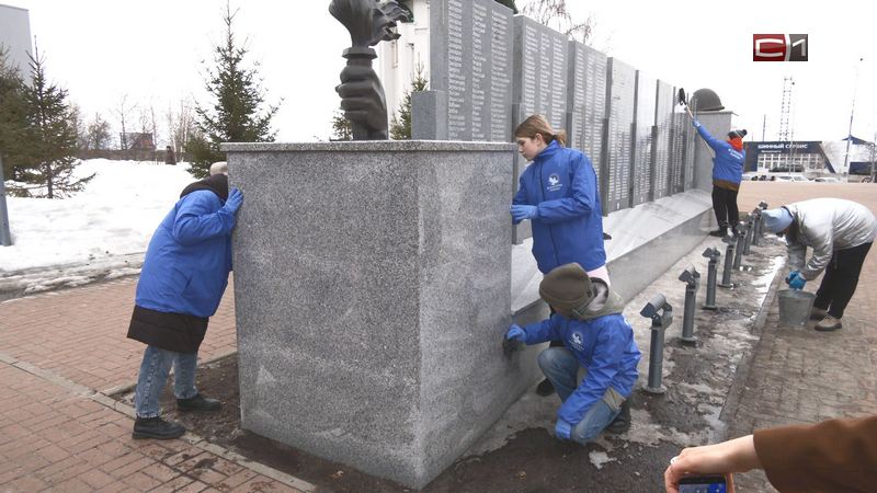 В Сургуте памятники приводят в порядок перед Днем Победы