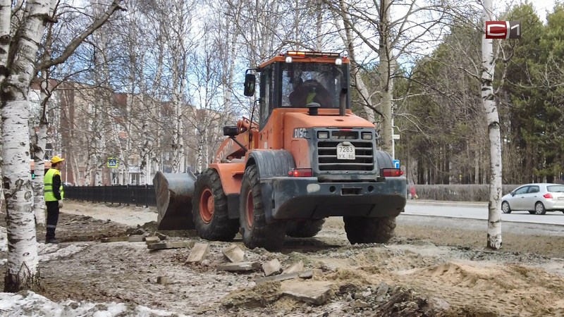 В Сургуте приступили к ремонту тротуара вдоль улицы Энергетиков