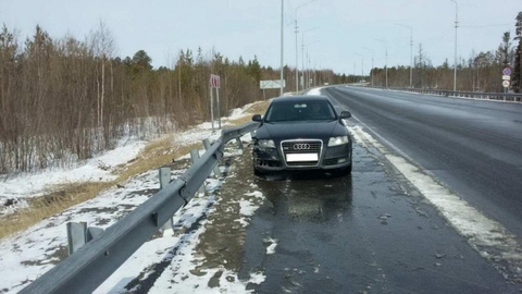 В Сургутском районе Audi влетела в отбойник. Пострадала женщина 