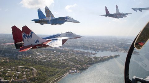 Подготовка к 9 мая: уникальные ВИДЕО кадры тренировок авиации перед Парадом Победы в Москве