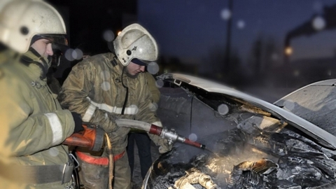 Сгорели за 15 минут. В Нягани ночью огонь уничтожил Hummer Н1 и Opel Astra