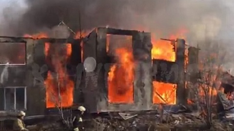 Крупный пожар в Сургуте: в поселке Кедровом сгорел жилой дом, пострадали 11 человек, из них - 3 детей