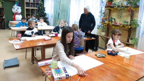 Как сургутских детей учат выражать чувства на холсте? В «Порту» открылась выставка «Счастливый художник»
