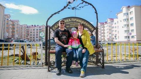 В Ханты-Мансийске появился новый арт-объект - «Скамейка примирения»