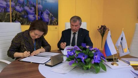 Югра и «Роснефть» расширяют сотрудничество в соцсфере. Наталья Комарова и Игорь Сечин подписали соглашение