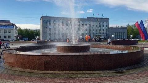В Сургуте заработал фонтан на площади перед администрацией