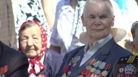 Сургутский ветеран Иван Татарченко сегодня отмечает 90-летие. Вместе с другими горожанами он пришел на Мемориал славы