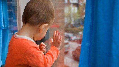 Сезон трагедий. СКР предупреждает об опасности открытых окон для детей
