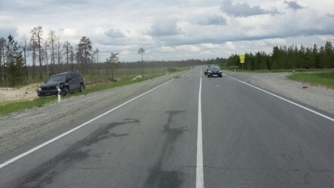 На трассе "Сургут-Когалым" Toyota Land Cruiser влетел в попутный Peugeot, пострадали два человека