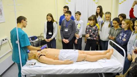 В Нефтеюганске подростки прошли обучение в Музее сердца Окружного кардиодиспансера
