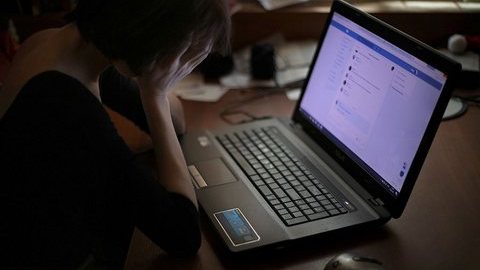 На странице сургутянки "ВКонтакте" обнаружили статус-призыв к суицидам