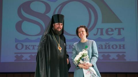 Патриарх Кирилл наградил Наталью Комарову орденом РПЦ за помощь в строительстве храма Святой Троицы