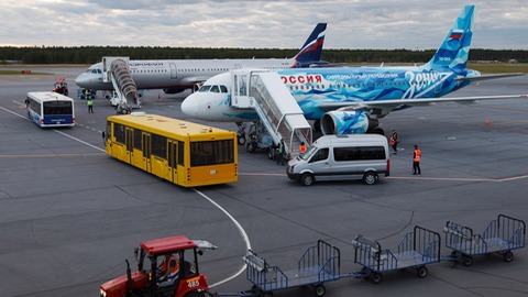 Самолет футбольной команды «Зенит», ретро-самолет из Москвы. Сургутский аэропорт провёл уникальный споттинг