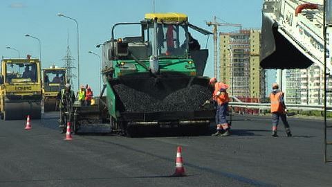 Слой в 2 см может прослужить несколько лет. Сургутские строители по-новому ремонтируют дороги ХМАО