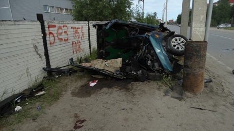 Столкновение Toyota Land Cruiser и «ВАЗа» в Нефтеюганске. Один погиб, трое пострадали