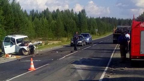 "Нива" влетела в КамАЗ на трассе "Югра". Водитель скончался в больнице, пассажир получила травмы