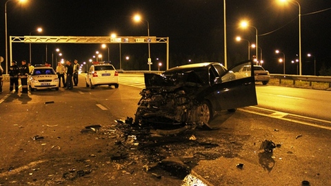 В Югре Skoda вылетела на "встречку" и столкнулась с Chevrolet: один человек погиб, двое пострадали. ФОТО
