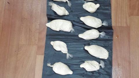Почти 30 презервативов с 1 кг кокаина привез в желудке домой гражданин Украины