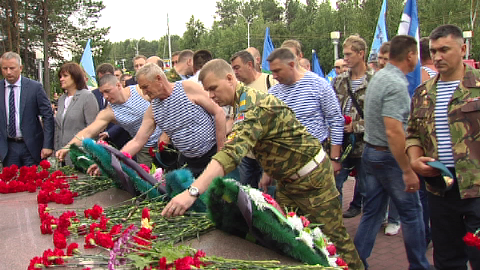 В день ВДВ сургутские десантники возложили цветы к памятнику воинам-интернационалистам
