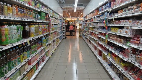 В Сургуте продавщица вынесла продукты на 31 тыс. рублей из магазина в торговом комплексе, где она работала