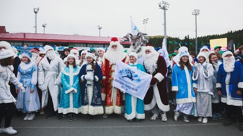 Самый массовый флеш-моб с участием Дедов Морозов и Снегурочек состоялся в Ханты-Мансийске