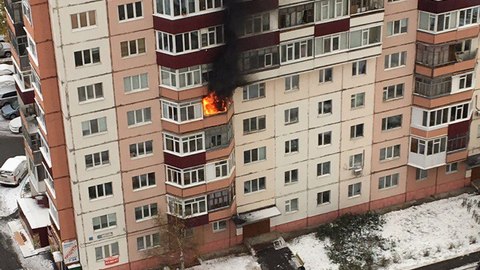 СРОЧНО! Крупный пожар в одной из квартир в сургутской многоэтажке. ВИДЕО