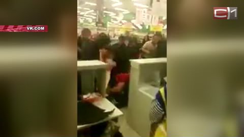 Несколько покупателей  в "Ауре" перепутали кассу гипермаркета с боксерским рингом  