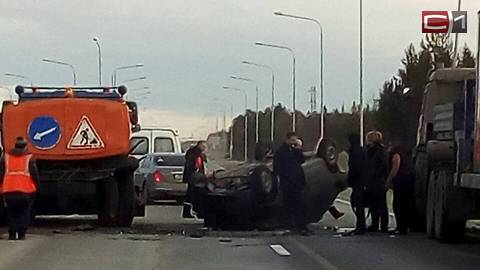 После столкновения с грузовиком, подметающим дорогу, в Сургутском районе перевернулась LADA Granta