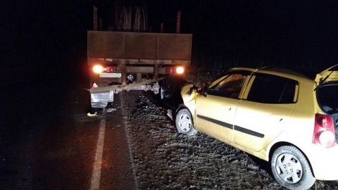 В Югре автоледи на KIA протаранила стоящий КамАЗ, пострадали три человека
