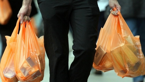 Крупным супермаркетам России предложили перестать раздавать одноразовые полиэтиленовые пакеты