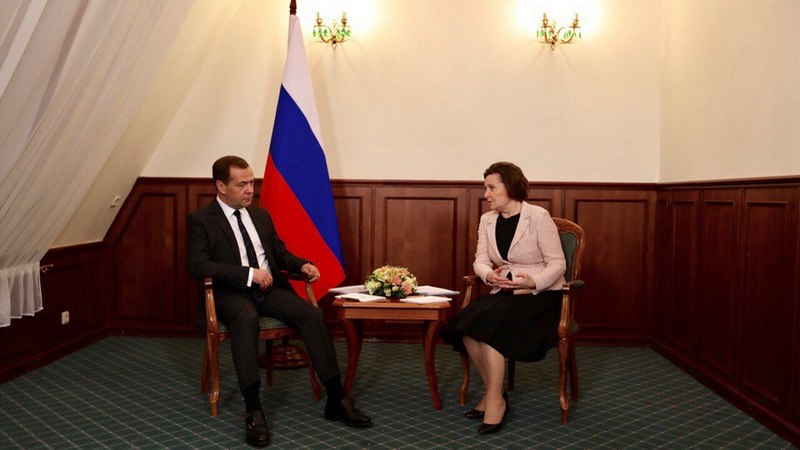 Премьер-министр Дмитрий Медведев прибыл в Ханты-Мансийск и провел закрытую встречу с губернатором