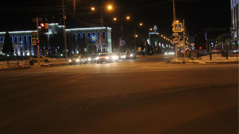 Возле сургутской администрации сбили подростка. Девочка перебегала дорогу на красный свет светофора