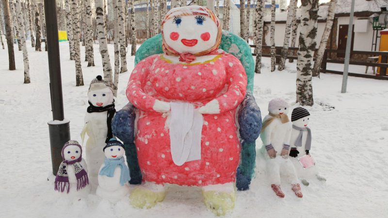 В столице Югры слепили больше полсотни снеговиков в городском парке, побив рекорд России 