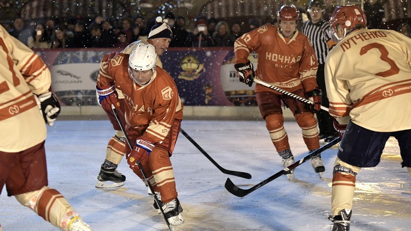 Путин сыграл в матче Ночной хоккейной лиги 