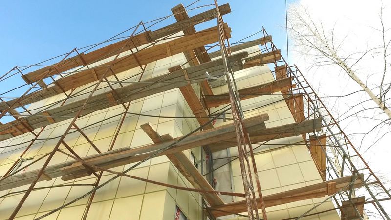 Следователи проверят  инцидент с падением бетонной перегородки на рабочего в одной из школ Сургута