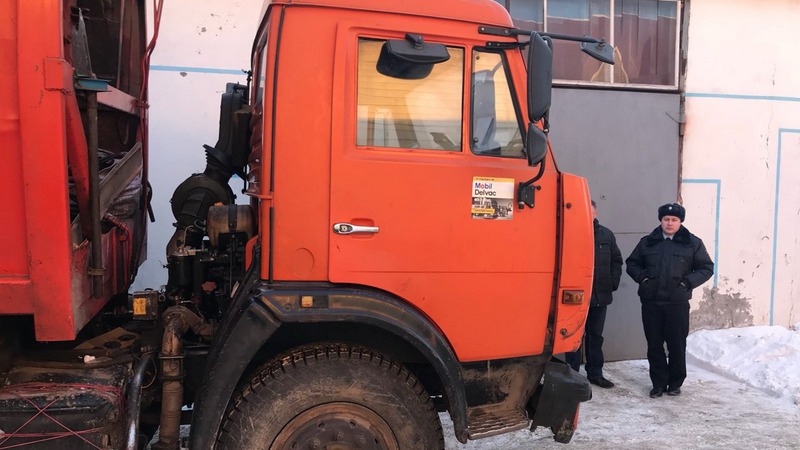 В Сургутском районе рабочий попал под пресс мусоровоза. В СК ведется проверка