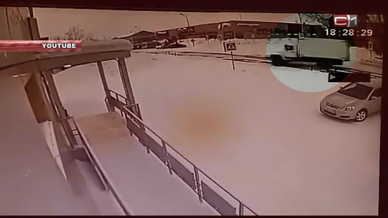 Момент ДТП в Салехарде, при котором ГАЗ сбил двух мальчиков, попал на видео