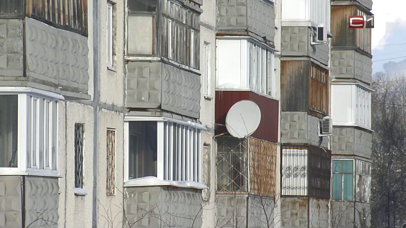 Сургутские коммунальщики взялись за фасады домов: демонтируют кондиционеры и "тарелки"