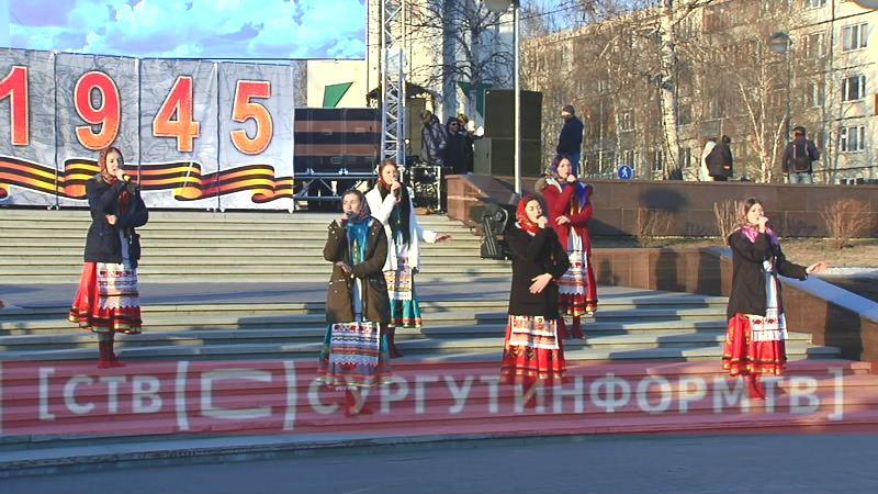 Артисты городского культурного центра выступили с концертом для сургутян на Мемориале Славы