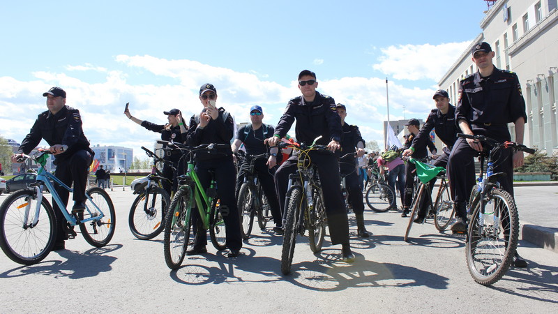 «День отказа от транспорта»: участники велопробега в Сургуте делали селфи с полицейскими