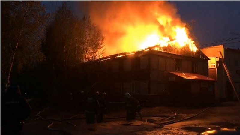 В Нефтеюганске снова сгорел двухэтажный жилой дом. Два человека в больнице