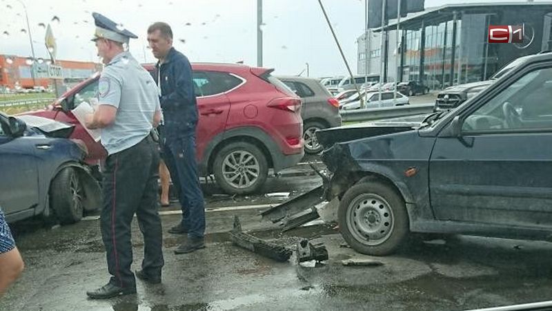 Автоледи в Сургуте неудачным маневром «собрала» на дороге несколько машин. ФОТО