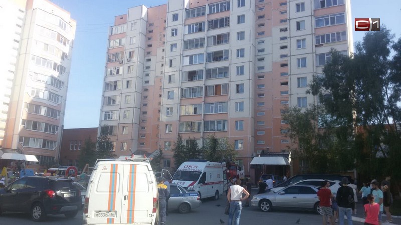 В Сургуте специалисты пытаются отговорить юношу от прыжка с 7 этажа. ВИДЕО