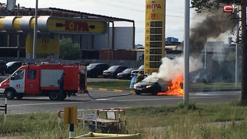 В Сургуте прямо на дороге загорелся автомобиль