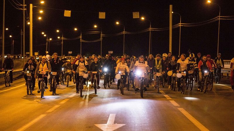  Чиновники и депутаты Сургута прокатились на велосипедах по ночному городу и задумались о велодорожках